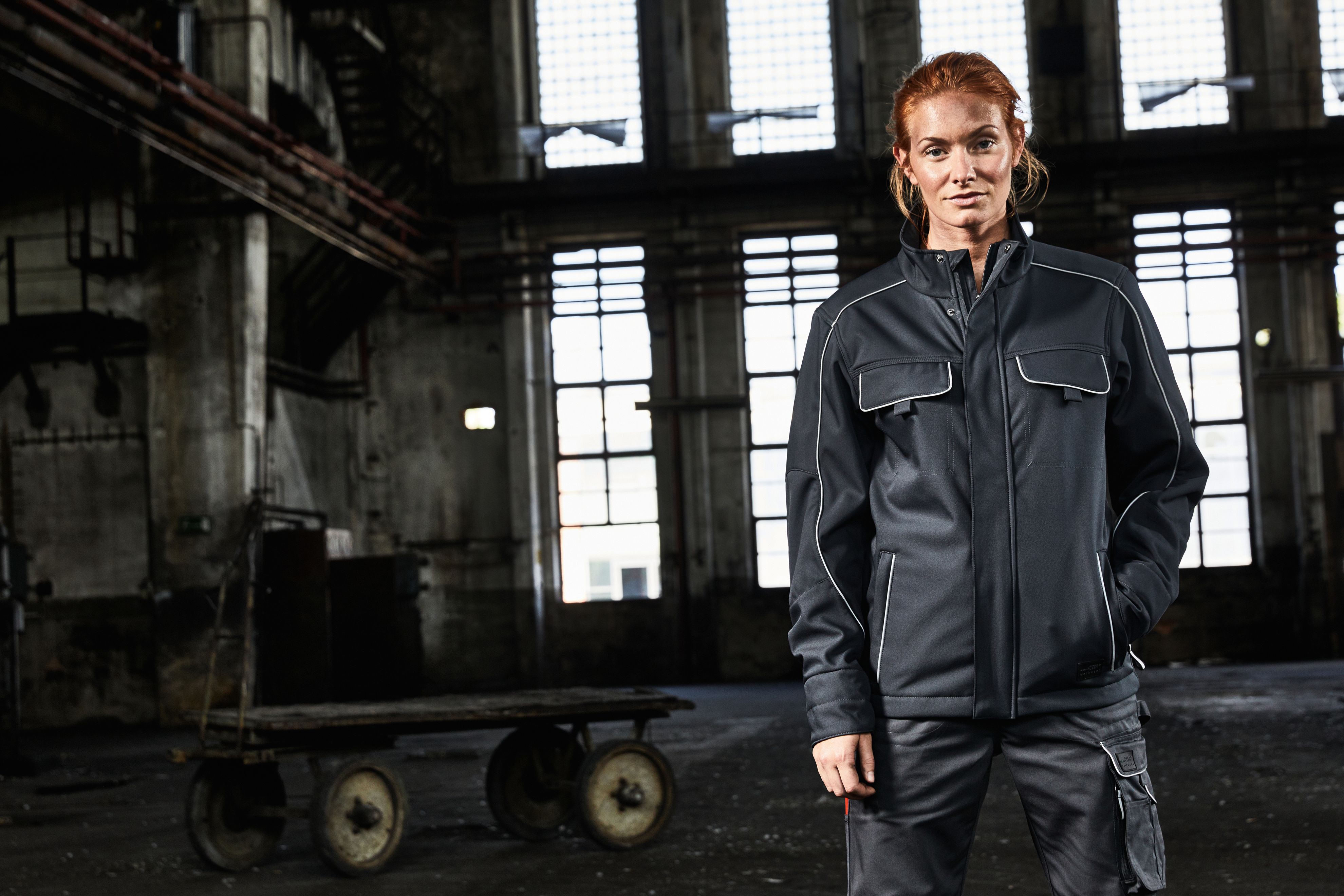 Workwear Softshell Jacket - SOLID - JN884 Professionelle Softshelljacke im cleanen Look mit hochwertigen Details