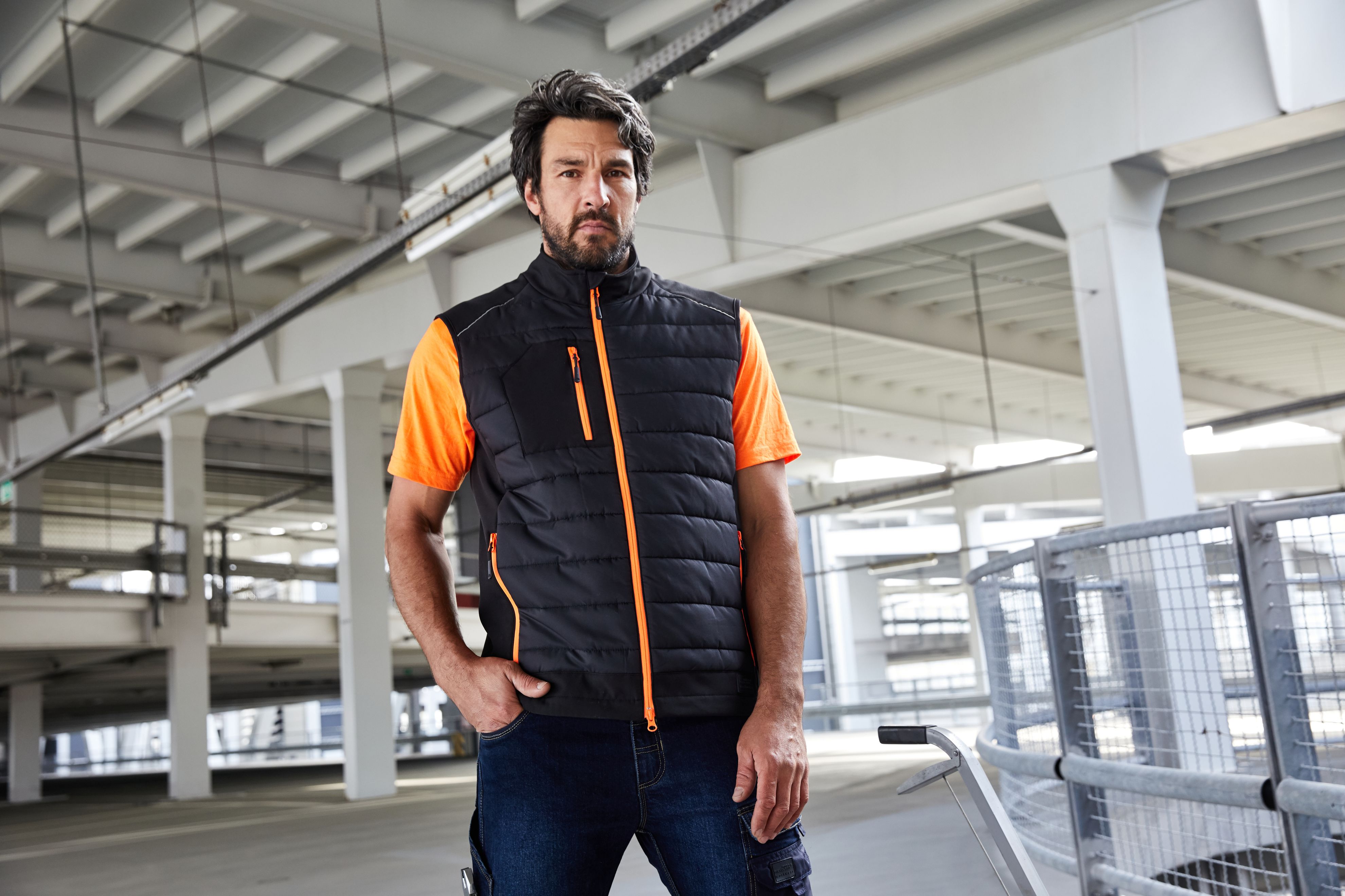 Men's Hybrid Vest JN1822 Softshellweste im attraktiven Materialmix